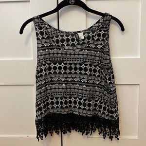 Size 8 Cropped Black and White Floral Print Top